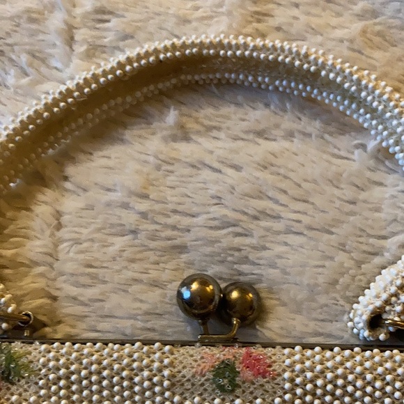 Vintage beaded small purse with handle and flower motifs. - Picture 3 of 6